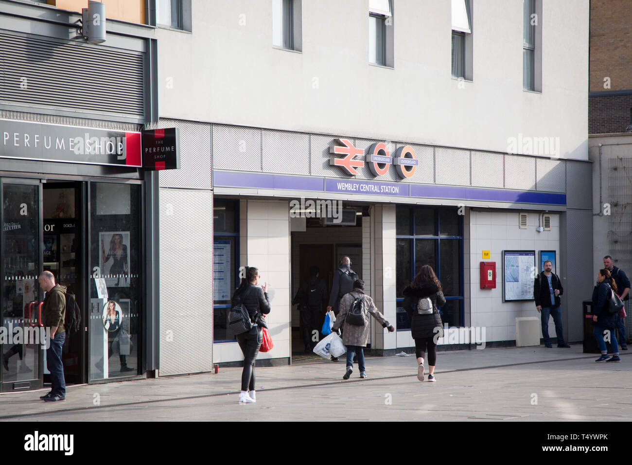 La gare centrale de Wembley sur entrée High Road, Wembley occupé avec les piétons. Banque D'Images
