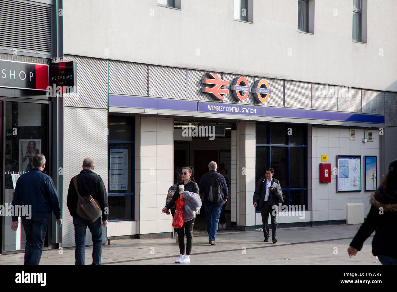 La gare centrale de Wembley sur entrée High Road, Wembley occupé avec les piétons. Banque D'Images