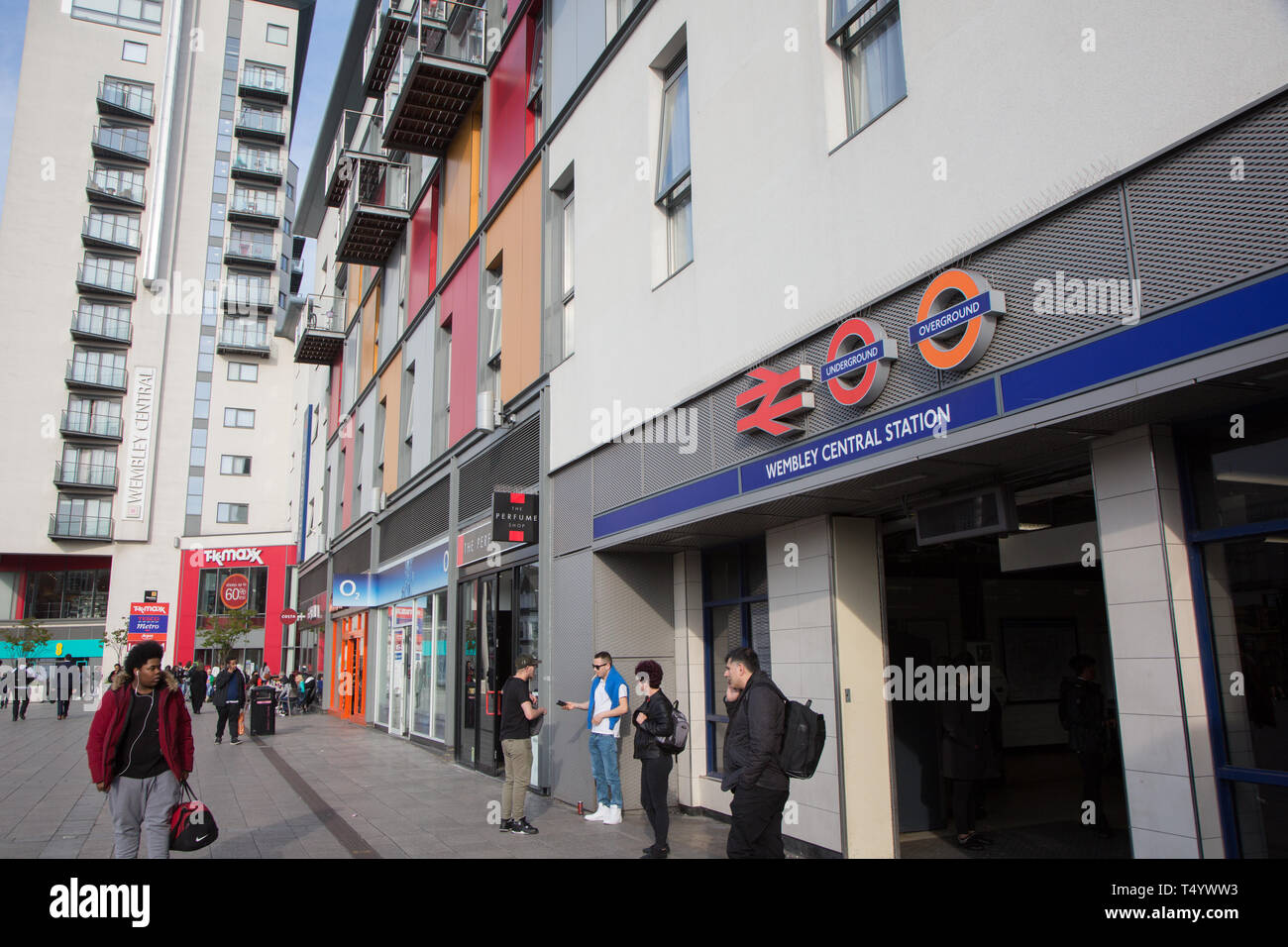 La gare centrale de Wembley sur entrée High Road, Wembley occupé avec les piétons. Banque D'Images