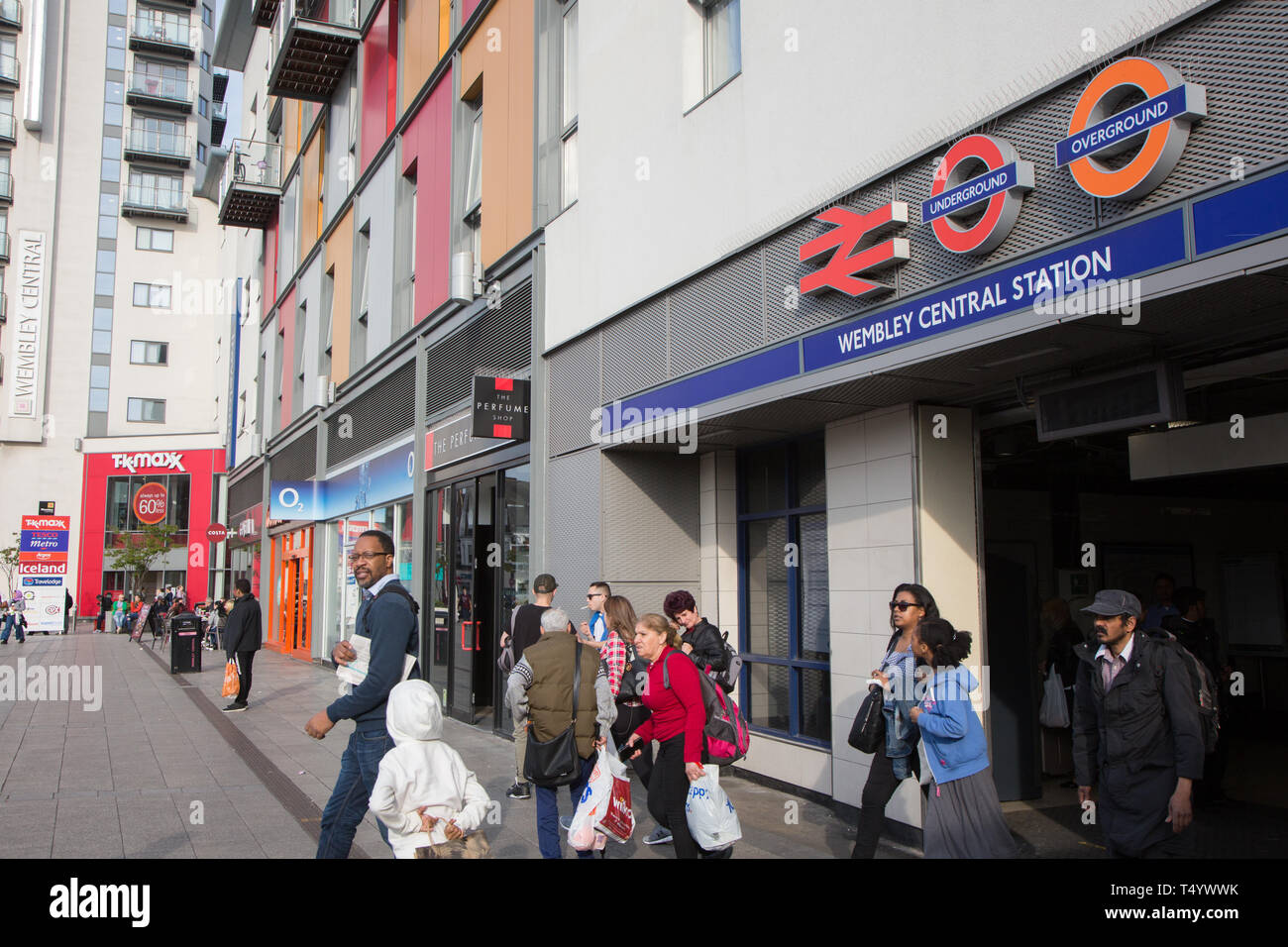 La gare centrale de Wembley sur entrée High Road, Wembley occupé avec les piétons. Banque D'Images