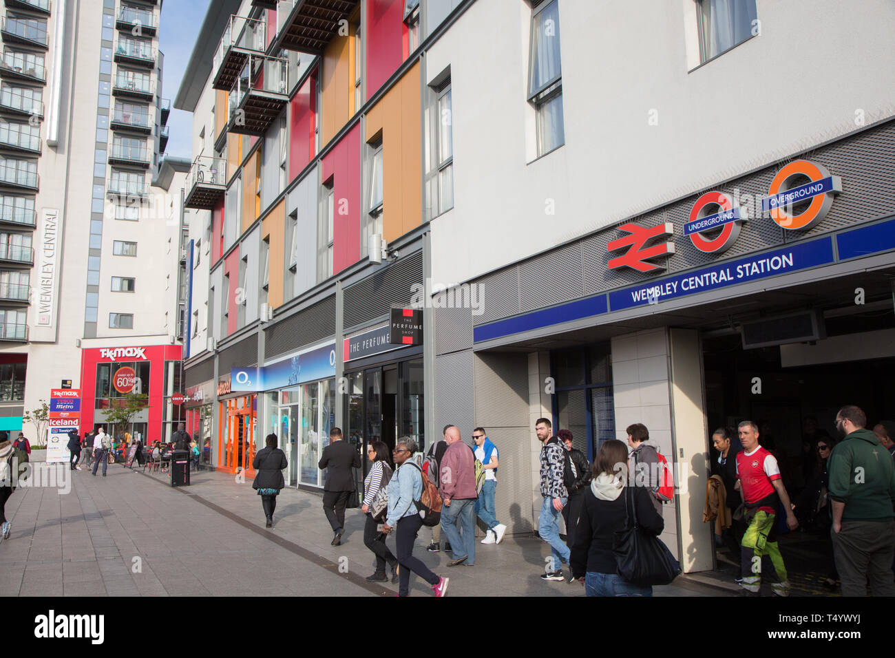 La gare centrale de Wembley sur entrée High Road, Wembley occupé avec les piétons. Banque D'Images