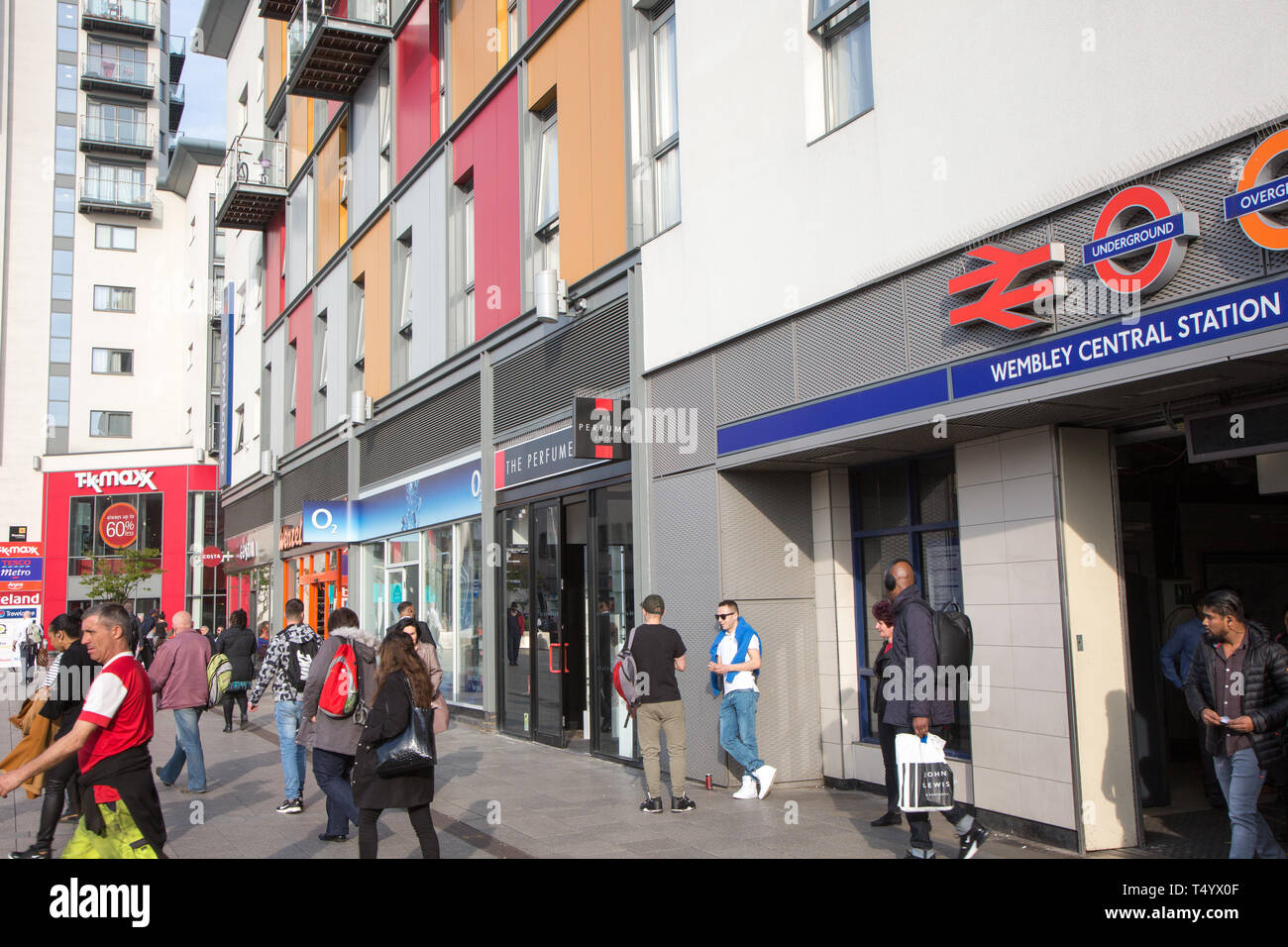 La gare centrale de Wembley sur entrée High Road, Wembley occupé avec les piétons. Banque D'Images