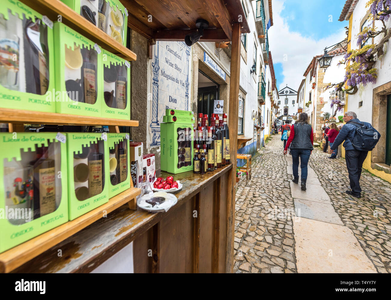 Les touristes dans les rues de la vieille ville d'Obidos, Portugal Banque D'Images