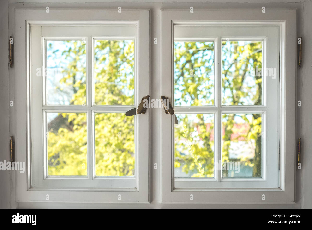 Fenêtre en bois avec vue sur le jardin ensoleillé - à la recherche de vieux windows double Banque D'Images