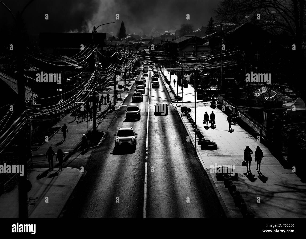 La ville de Busteni .humeur Photographie de rue en noir et blanc. Banque D'Images