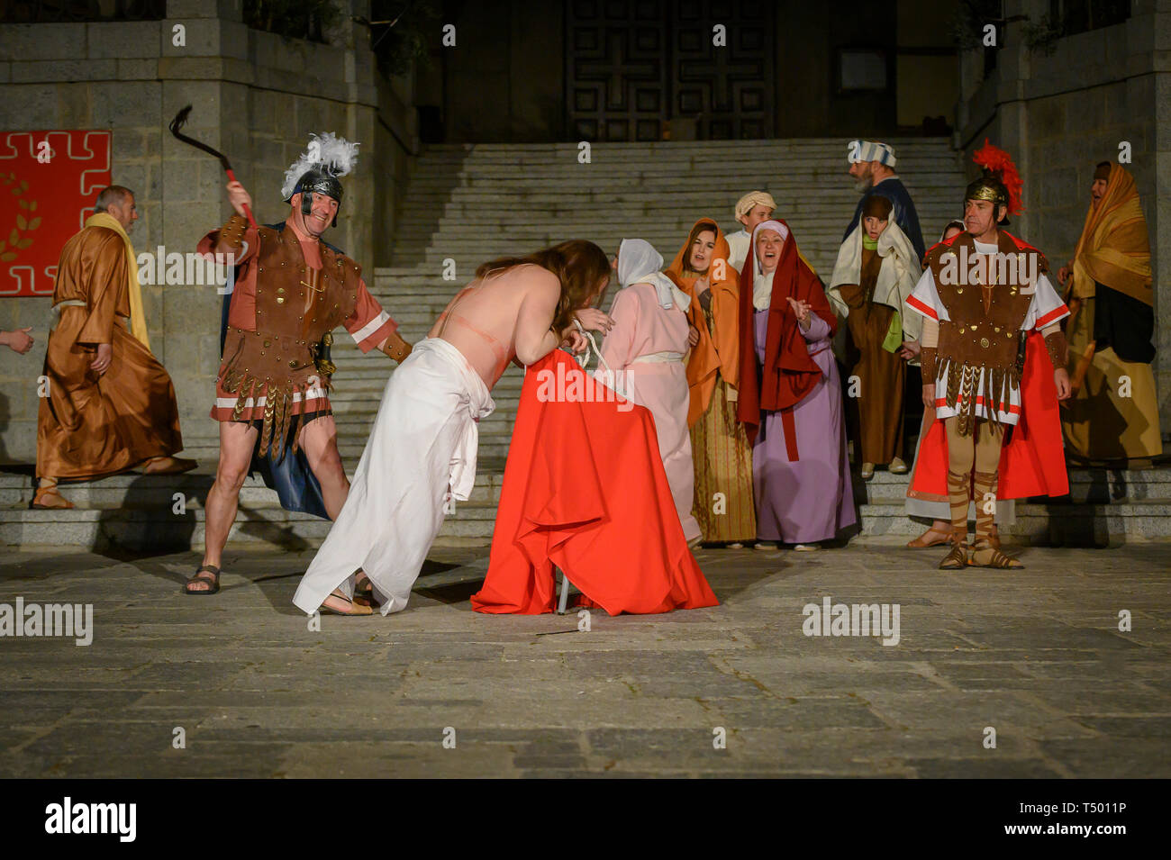 Brunete, Espagne - 11 Avril 2019 : play populaires de la Passion du Christ dans la Plaza Mayor de la ville. Le jugement et la condamnation de Jésus Banque D'Images