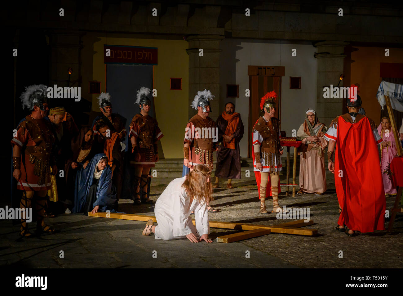 Brunete, Espagne - 11 Avril 2019 : play populaires de la Passion du Christ dans la Plaza Mayor de la ville. Ascension de la Golgotha de Jésus avec la Croix Banque D'Images