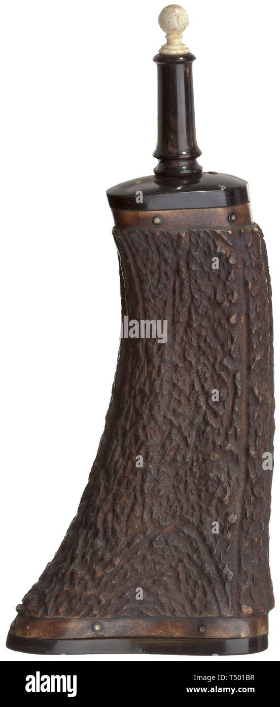 Un Allemand du Sud sur le thème de la chasse au ballon en poudre, vers 1840/50. Corps fabriqué à partir de staghorn sculptés. Sur le côté avant l'inscription d'un groupe de red deer en haut-relief, avec deux superbes cerfs entre six biches et jeunes animaux. La partie inférieure, le couvercle et le bec de corne polie de fermeture à visser, transformé l'os. Longueur 22,5 cm. Flacon de poudre de qualité extraordinaire avec des décorations sculptées, historique historique., poudre flacon, accessoire, accessoires, militaire, militaria, objet, objets, images fixes, les services publics, l'utilité, l'Additional-Rights Clearance-Info-clipp,-Not-Available Banque D'Images