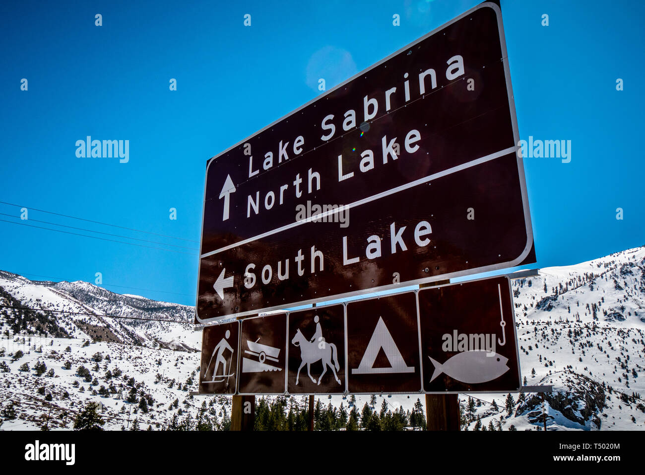 Panneaux de direction au lac Sabrina à Bishop - Évêque, USA - Le 29 mars 2019 Banque D'Images