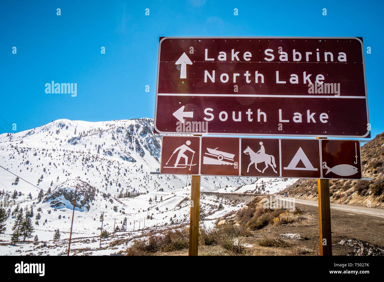 Panneaux de direction au lac Sabrina à Bishop - Évêque, USA - Le 29 mars 2019 Banque D'Images