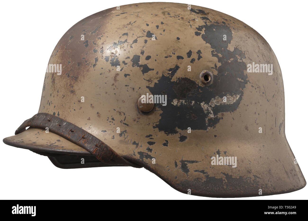 Un casque d'acier m'Afrika Korps 40 - 'La Division Hermann Göring'. Le  casque avec la peinture de camouflage désert original, deux décalcomanies  en dessous. Des trous de ventilation estampillé en même temps,