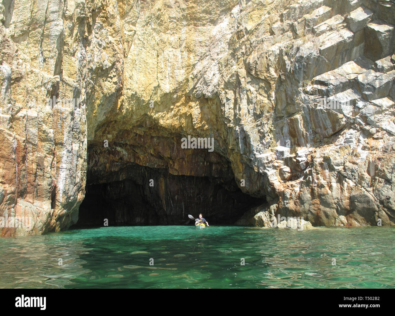 Kayakiste de mer découverte de grotte, Morgat, presqu'île de Crozon, Bretagne, France Banque D'Images
