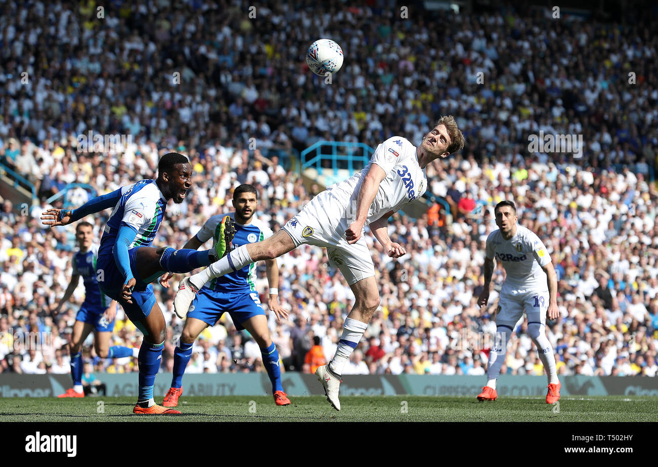 Le Leeds United Patrick Bamford batailles pour la balle avec Wigan Athletic's Cheyenne Dunkley, au cours de la Sky Bet Championship match à Elland Road, Leeds. Banque D'Images