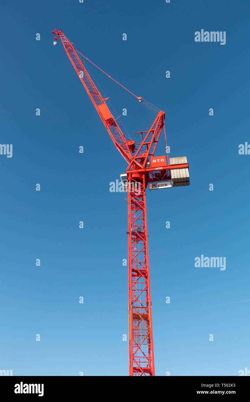 Un HTC Wolffkran Wolff de flèche relevable GRUE A TOUR utilisé par l'entrepreneur Kier set against a blue sky à Richmond, Surrey, UK. Banque D'Images