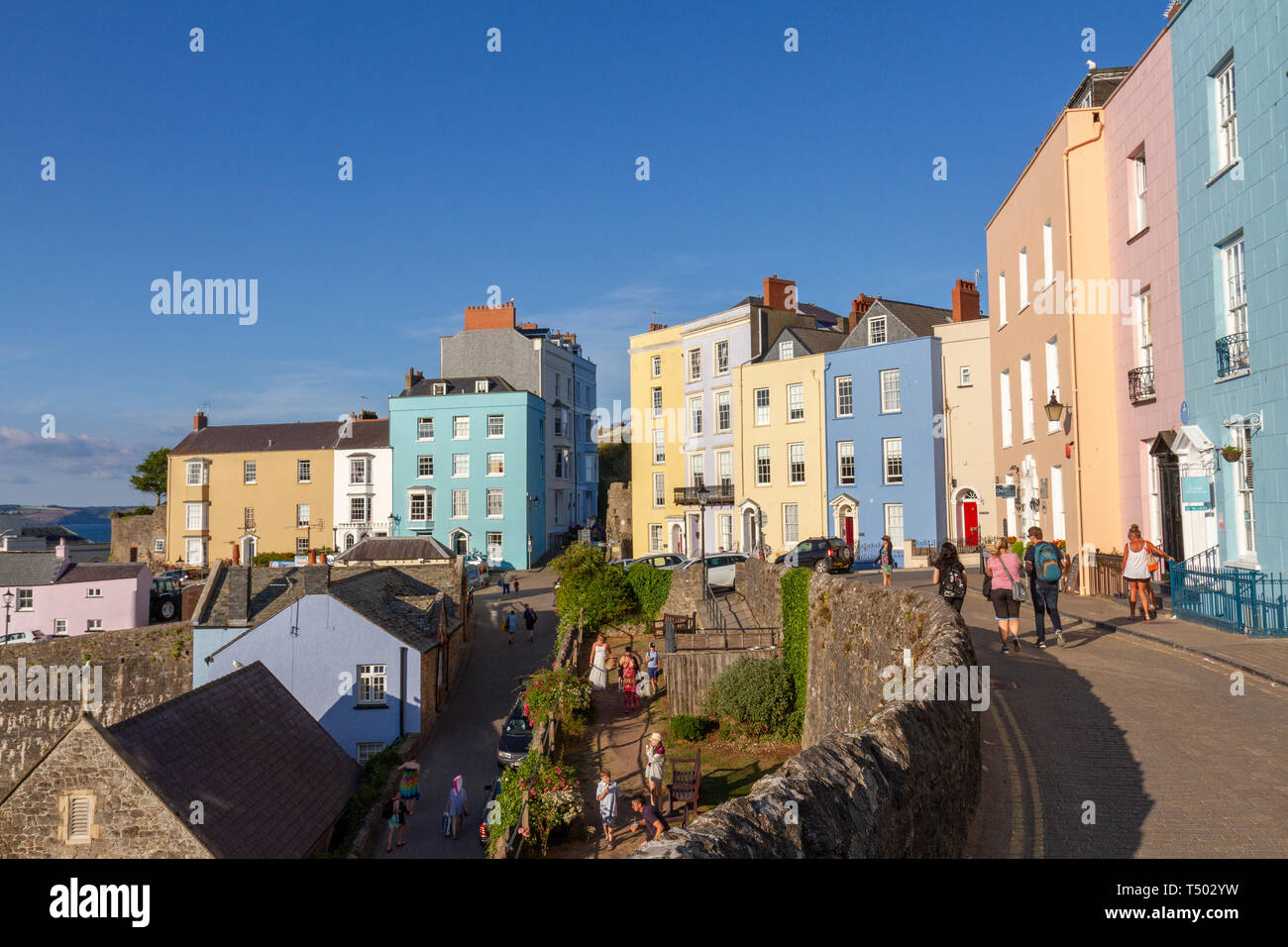 Les maisons colorées donnant sur le joli port de Tenby, Dyfed, Pays de Galles. Banque D'Images