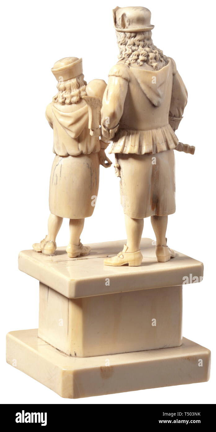 Une paire de personnages en ivoire de Saxe, 19e siècle. Trois dimensions finement sculpté figure d'un mineur baroque en uniforme, tenant une hache de mineur dans ses mains. En face de lui un mineur portant un sac de minerai sur son dos. Sur un solide socle de l'ivoire. La sculpture avec de superbes détails finement ouvragée. Hauteur de chiffres de 14 cm. Hauteur totale 20,5 cm., historique, historique de l'artisanat, l'artisanat, craft, objet, objets, alambics, clipping, coupures, cut out, cut-out, cut-outs, 19e siècle, Editorial-Use-seulement Banque D'Images
