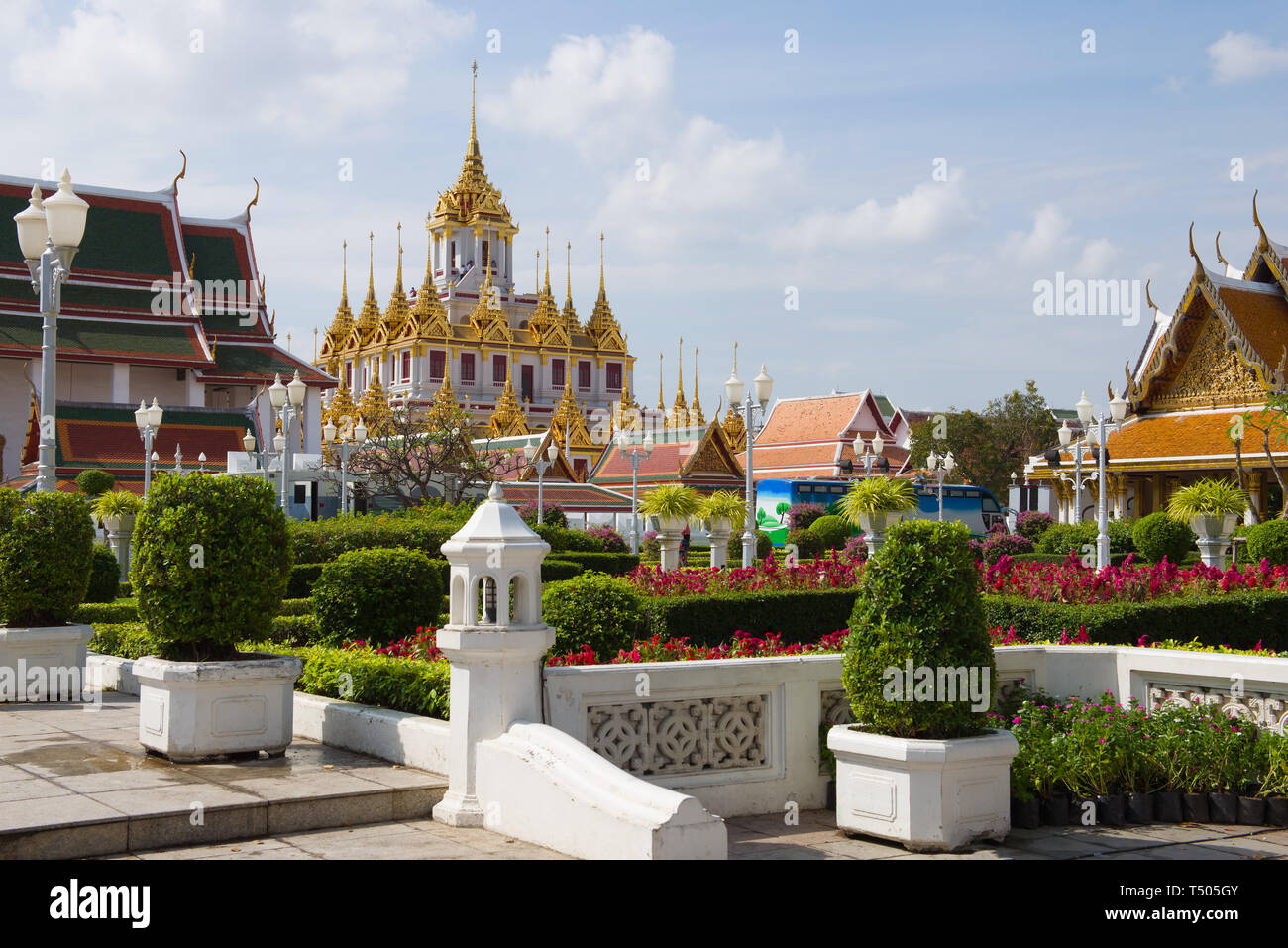 Vue de la vieille chedi Loha Prasat du temple bouddhiste de Wat Ratchanatdaram lors d'une journée ensoleillée. Bangkok, Thaïlande Banque D'Images