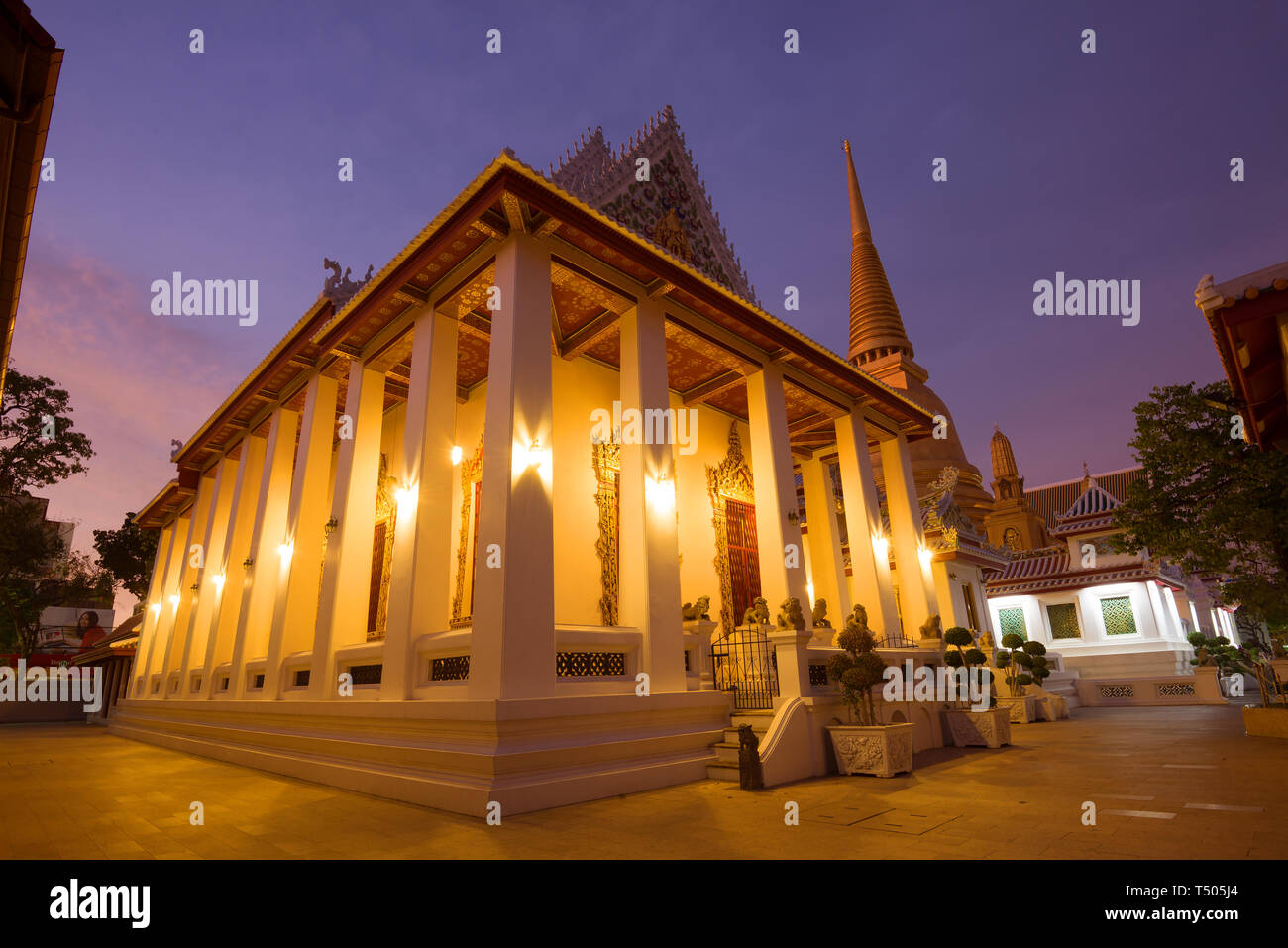 BANGKOK, THAÏLANDE - 01 janvier 2019 - crépuscule du soir dans le temple bouddhiste de Wat Bowonniwet Vihara Banque D'Images