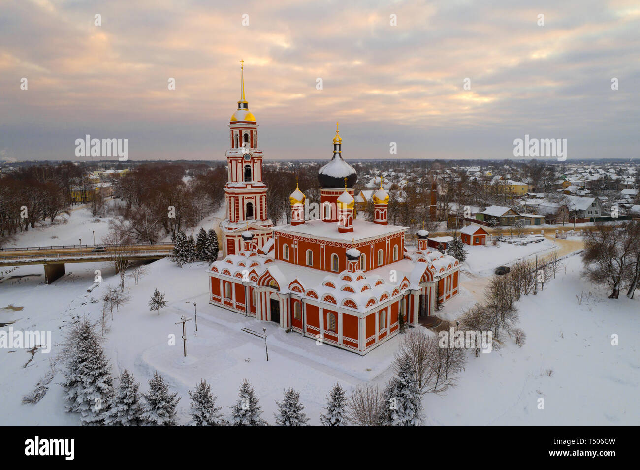 Cathédrale de la résurrection dans le soir de janvier (prise de vue depuis l'quadcopter). Staraya Russa, Russie Banque D'Images
