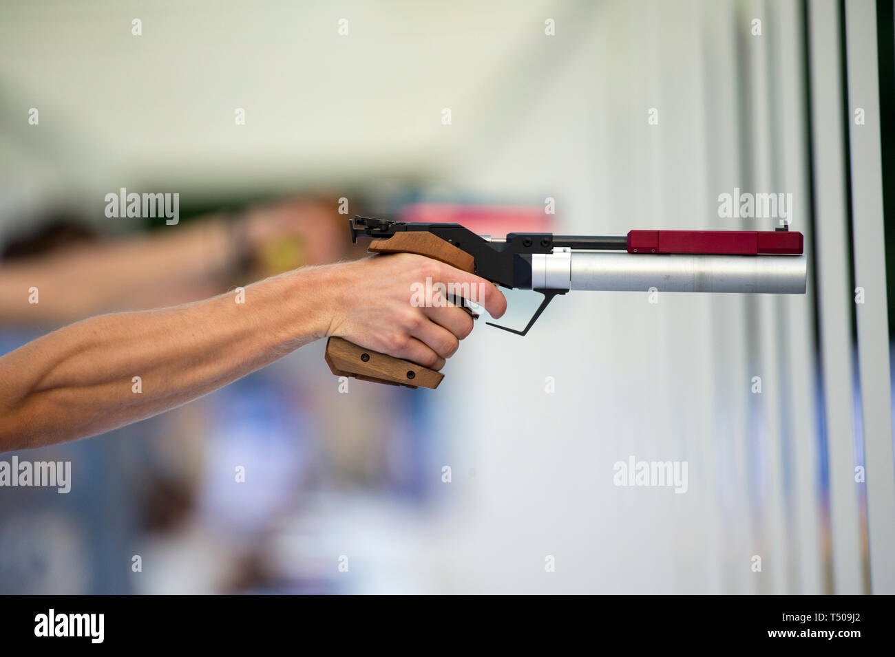 Un homme est le tir d'un pistolet laser sports Photo Stock - Alamy