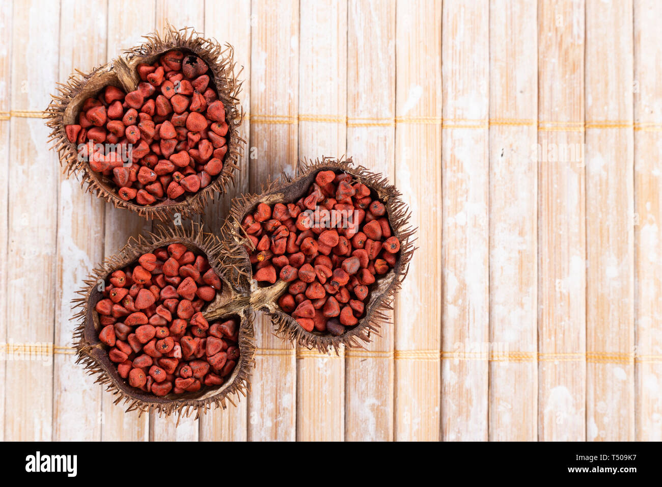 Graines de rocou sur bois rustique, vue du dessus Banque D'Images