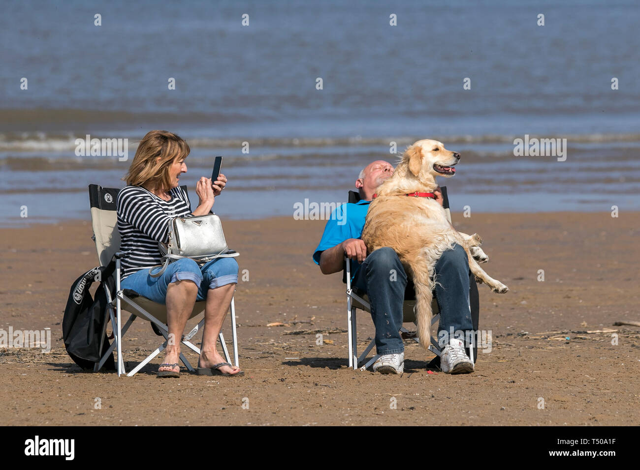 Southport, Merseyside, Royaume-Uni. 19 avril 2019. Météo France : le Vendredi saint jour férié. Canadiens à tirer le meilleur du week-end de Pâques & superbe temps de printemps chaud ensoleillé par un peu de bon dans le soleil sur le sable doré de la plage de Southport Merseyside. Credit : Cernan Elias/Alamy Live News Banque D'Images