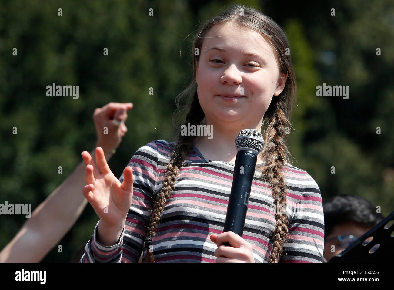 Rome, Italie. Apr 19, 2019. Greta Thunberg lors de son discours sur la scène 19 avril 2019 Rome. Vendredi pour le climat futur grève dans Rome, la Piazza del Popolo. photo di Samantha Zucchi/Insidefoto insidefoto Crédit : srl/Alamy Live News Banque D'Images