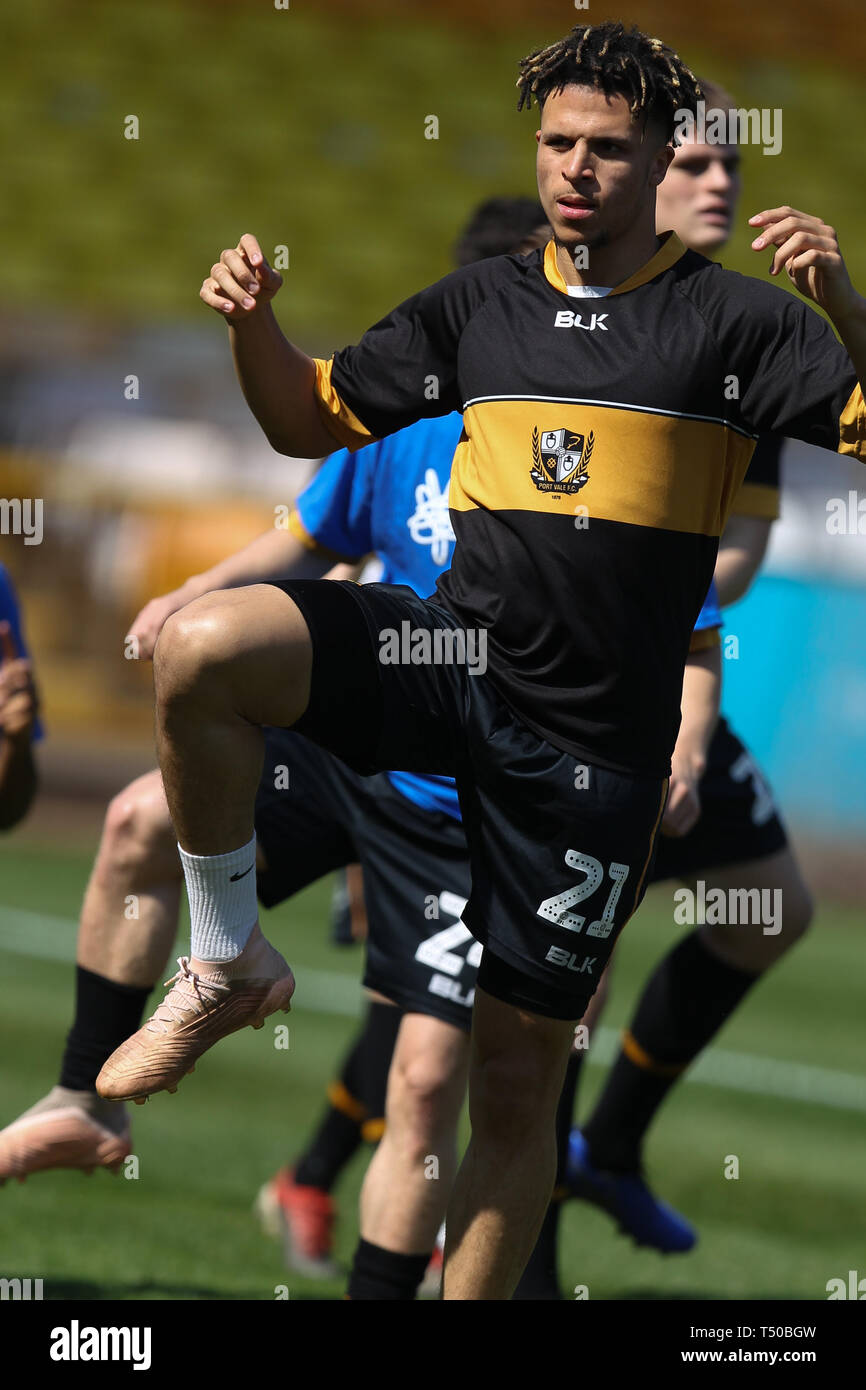 Burslem, Stoke-on-Trent, Royaume-Uni. Apr 19, 2019. Port Vale defender Theo Vassell (21) au cours de l'EFL Sky Bet match de Ligue 2 entre le port Vale et Vale Park à Stevenage, Burslem, Angleterre le 19 avril 2019. Photo par Jurek Biegus. Usage éditorial uniquement, licence requise pour un usage commercial. Aucune utilisation de pari, de jeux ou d'un seul club/ligue/dvd publications. Credit : UK Sports Photos Ltd/Alamy Live News Banque D'Images