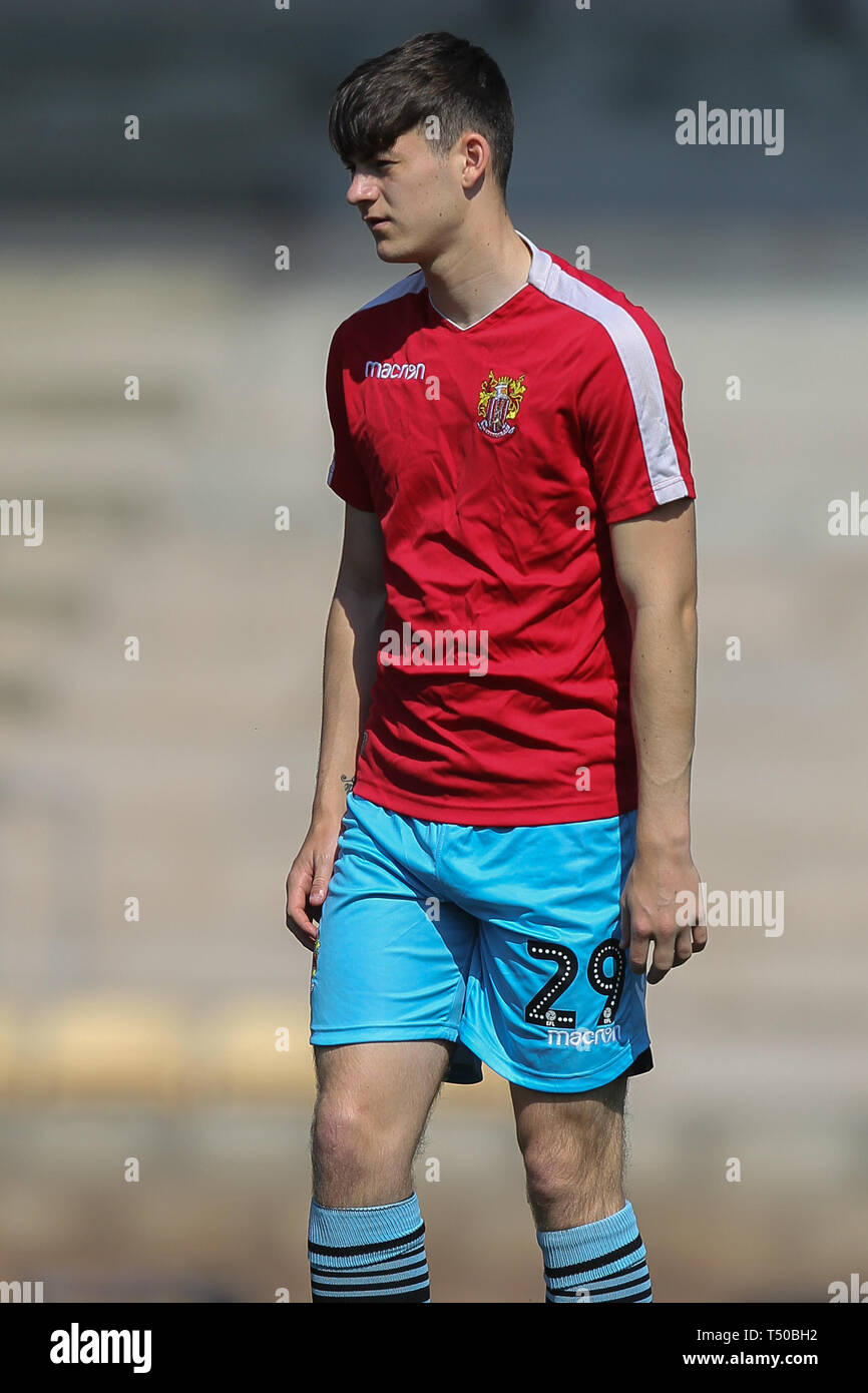Burslem, Stoke-on-Trent, Royaume-Uni. Apr 19, 2019. Avant de Stevenage Liam Smyth (29) au cours de l'EFL Sky Bet match de Ligue 2 entre le port Vale et Vale Park à Stevenage, Burslem, Angleterre le 19 avril 2019. Photo par Jurek Biegus. Usage éditorial uniquement, licence requise pour un usage commercial. Aucune utilisation de pari, de jeux ou d'un seul club/ligue/dvd publications. Credit : UK Sports Photos Ltd/Alamy Live News Banque D'Images