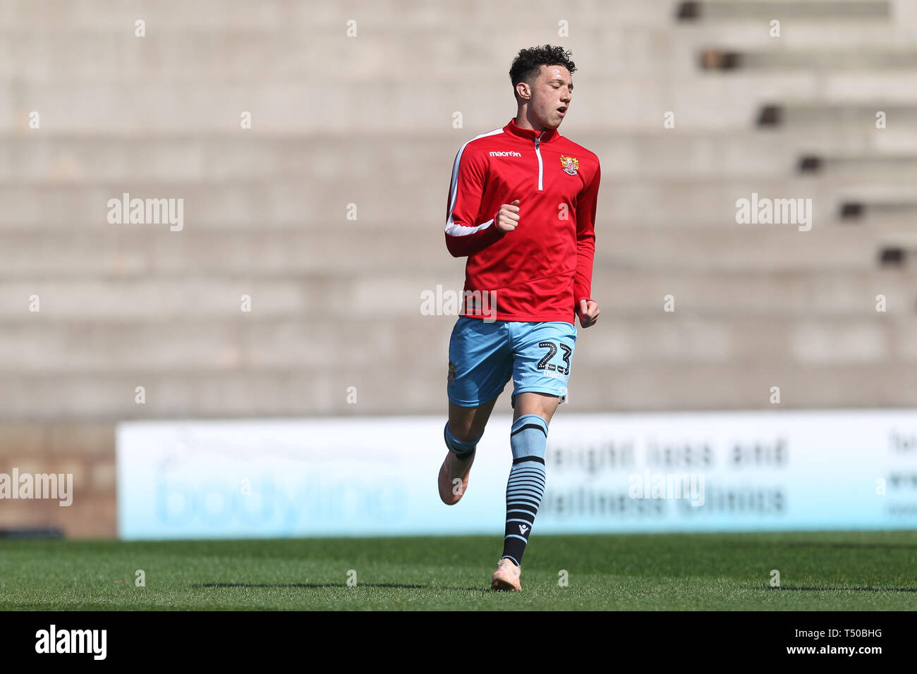 Burslem, Stoke-on-Trent, Royaume-Uni. Apr 19, 2019. Le milieu de terrain Jordan Stevenage Gibson (23) au cours de l'EFL Sky Bet match de Ligue 2 entre le port Vale et Vale Park à Stevenage, Burslem, Angleterre le 19 avril 2019. Photo par Jurek Biegus. Usage éditorial uniquement, licence requise pour un usage commercial. Aucune utilisation de pari, de jeux ou d'un seul club/ligue/dvd publications. Credit : UK Sports Photos Ltd/Alamy Live News Banque D'Images