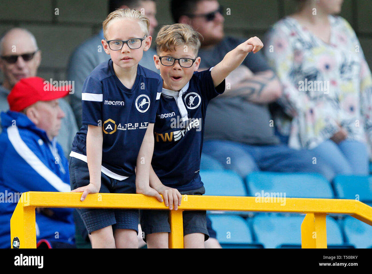 Londres, Royaume-Uni. Apr 19, 2019. Deux jeunes Millwall fans au cours de l'EFL Sky Bet Championship match entre Millwall et Brentford au Den, Londres, Angleterre le 19 avril 2019. Photo par Carlton Myrie. Usage éditorial uniquement, licence requise pour un usage commercial. Aucune utilisation de pari, de jeux ou d'un seul club/ligue/dvd publications. Credit : UK Sports Photos Ltd/Alamy Live News Banque D'Images