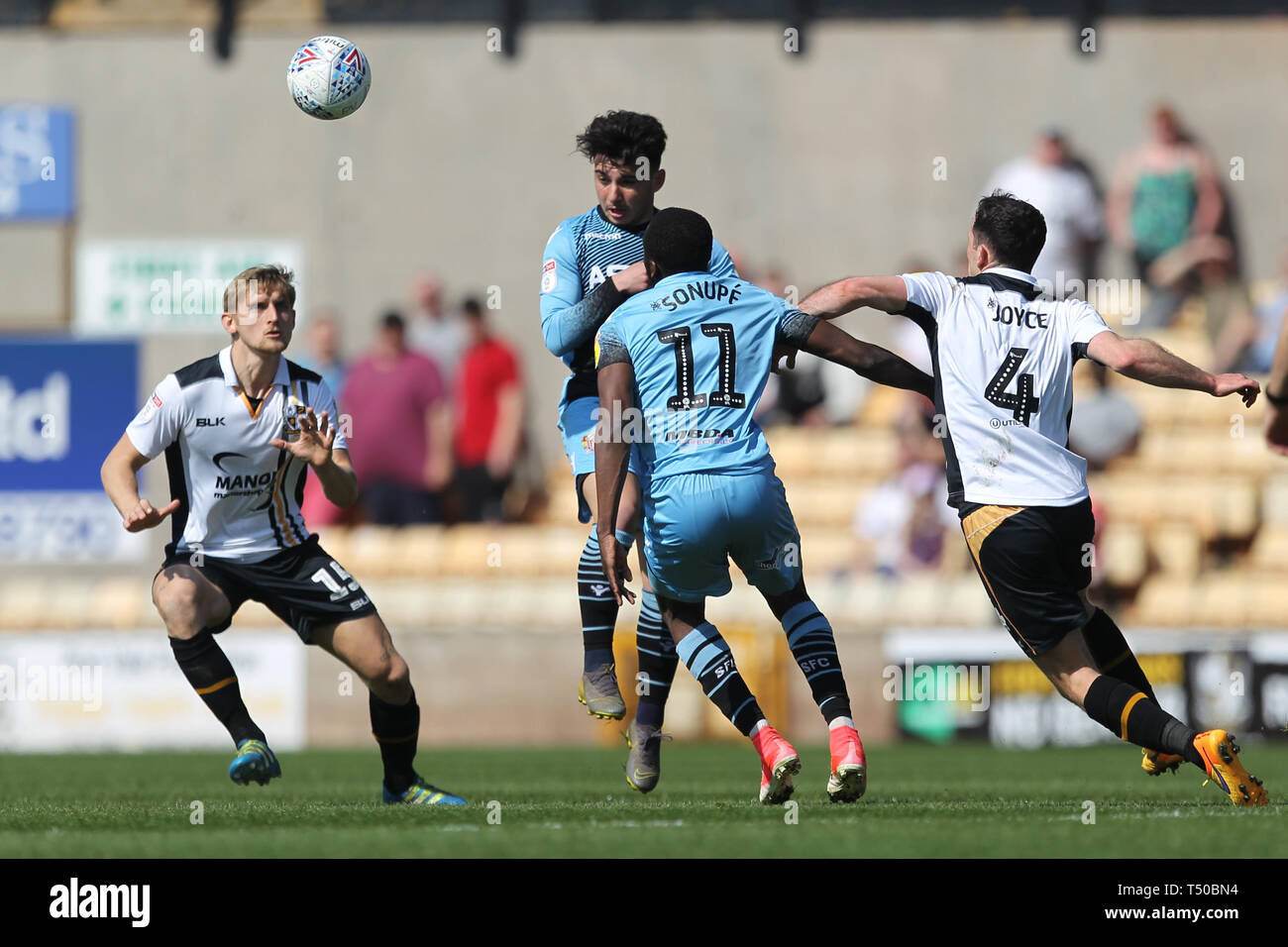 Burslem, Stoke-on-Trent, Royaume-Uni. Apr 19, 2019. Port Vale terrain Luc Joyce (4) se bat pour la balle avec le milieu de terrain Emmanuel Sonupe Stevenage (11) au cours de l'EFL Sky Bet match de Ligue 2 entre le port Vale et Vale Park à Stevenage, Burslem, Angleterre le 19 avril 2019. Photo par Jurek Biegus. Usage éditorial uniquement, licence requise pour un usage commercial. Aucune utilisation de pari, de jeux ou d'un seul club/ligue/dvd publications. Credit : UK Sports Photos Ltd/Alamy Live News Banque D'Images