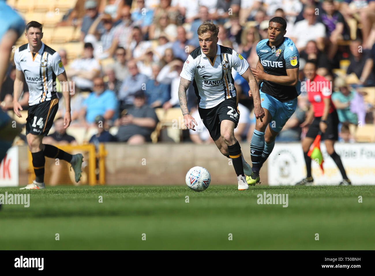 Burslem, Stoke-on-Trent, Royaume-Uni. Apr 19, 2019. Port Vale terrain Tom Conlon (22) au cours de l'EFL Sky Bet match de Ligue 2 entre le port Vale et Vale Park à Stevenage, Burslem, Angleterre le 19 avril 2019. Photo par Jurek Biegus. Usage éditorial uniquement, licence requise pour un usage commercial. Aucune utilisation de pari, de jeux ou d'un seul club/ligue/dvd publications. Credit : UK Sports Photos Ltd/Alamy Live News Banque D'Images