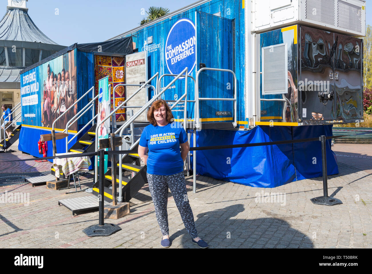 Bournemouth, Dorset, UK. Apr 19, 2019. L'expérience de la Compassion arrive en remorque Bournemouth Square où les visiteurs peuvent expérimenter ce que c'est que grandir dans un pays en développement, qu'ils se renseigner sur Sameson, un jeune garçon de l'Éthiopie et Shamim une fille de l'Ouganda, alors qu'ils voyagent de la pauvreté à l'espoir - la vulnérabilité, les restrictions, les dangers et les enfants doivent faire face. La remorque créé par le développement de l'enfant la charité la Compassion UK présente interactive, tactile, histoires audio et visuel pour les visiteurs de découvrir les paysages, les sons et les odeurs. Credit : Carolyn Jenkins/Alamy Live News Banque D'Images