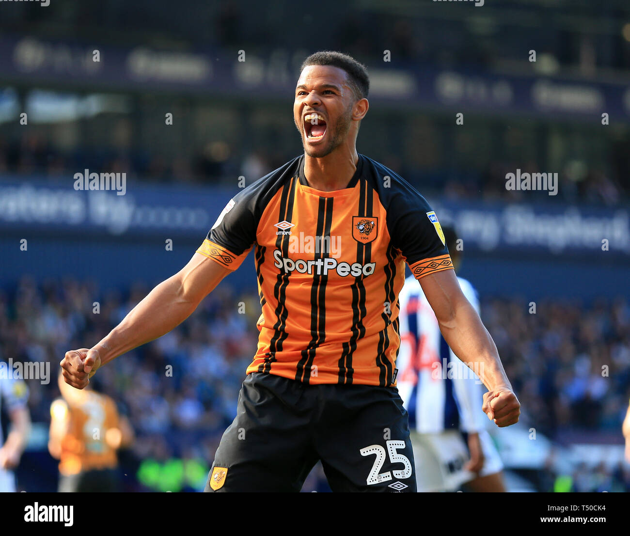 West Bromwich, UK. Apr 19, 2019. Fraizer Campbell, de la ville de coque célèbre Todd Kane a pour but (1-2) lors de la finale du Championnat Skybet entre West Bromwich Albion et Hull City Crédit : Paul Roberts/OneUpTop/Alamy Live News Banque D'Images