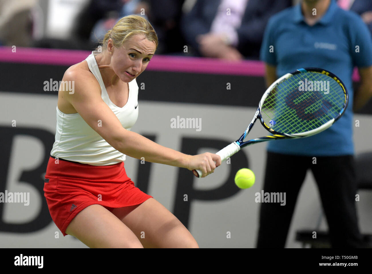 Riga. Apr 19, 2019. Diana Marcinkevica de Lettonie renvoie un shot à Julia Goerges de l'Allemagne au cours de la Fed Cup 2019 World Group play-offs entre la Lettonie et l'Allemagne à Riga, Lettonie le 19 avril 2019. Credit : Edijs Palens/Xinhua/Alamy Live News Banque D'Images