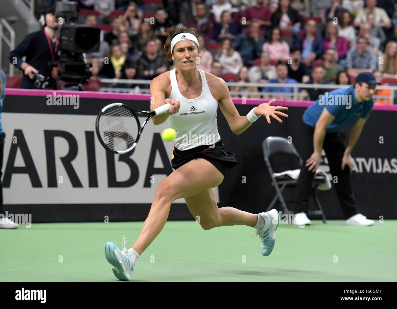 Riga. Apr 19, 2019. Andrea Petkovic de l'Allemagne renvoie un shot à Jelena Ostapenko de Lettonie lors de la Fed Cup 2019 World Group play-offs entre la Lettonie et l'Allemagne à Riga, Lettonie le 19 avril 2019. Credit : Edijs Palens/Xinhua/Alamy Live News Banque D'Images