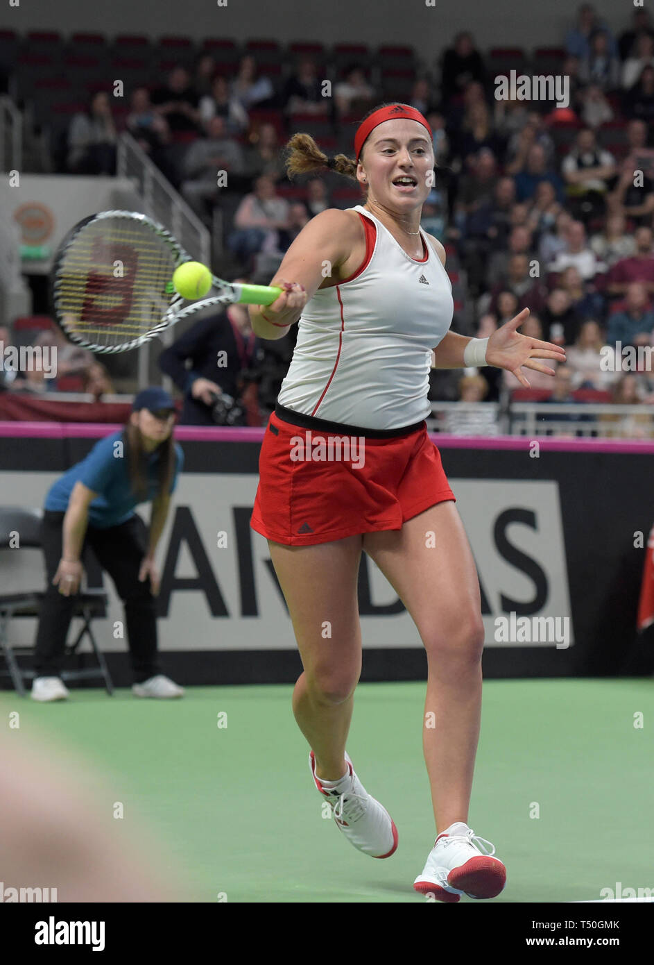Riga. Apr 19, 2019. Jelena Ostapenko de Lettonie renvoie un shot à Andrea Petkovic de l'Allemagne au cours de la Fed Cup 2019 World Group play-offs entre la Lettonie et l'Allemagne à Riga, Lettonie le 19 avril 2019. Credit : Edijs Palens/Xinhua/Alamy Live News Banque D'Images