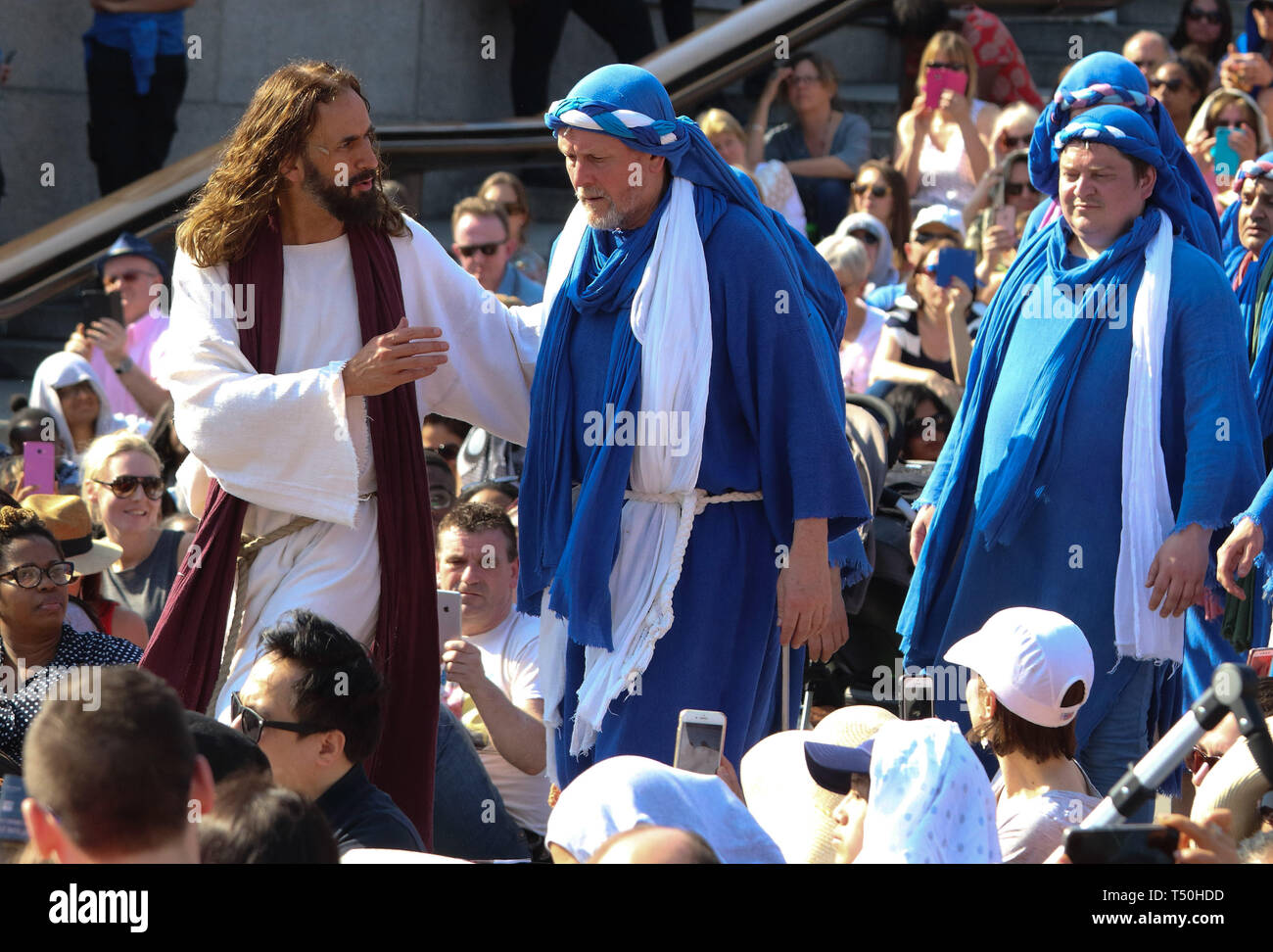 Londres, Royaume-Uni. Apr 19, 2019. Jésus avec ses disciples pendant une performance de 'La Passion de Jésus par des joueurs Wintershall à Trafalgar Square.autour de 20 000 personnes à Trafalgar Square Londres emballés pour le rendement annuel de la Passion de Jésus par l'Winterhall Joueurs. La reconstitution de la vie de Jésus à partir de son arrivée à Jérusalem à sa crucifixion et l'éventuelle résurrection est effectuée par une distribution plus de 100 acteurs et bénévoles gratuitement tous les Vendredi Saint. Credit : Keith Mayhew SOPA/Images/ZUMA/Alamy Fil Live News Banque D'Images