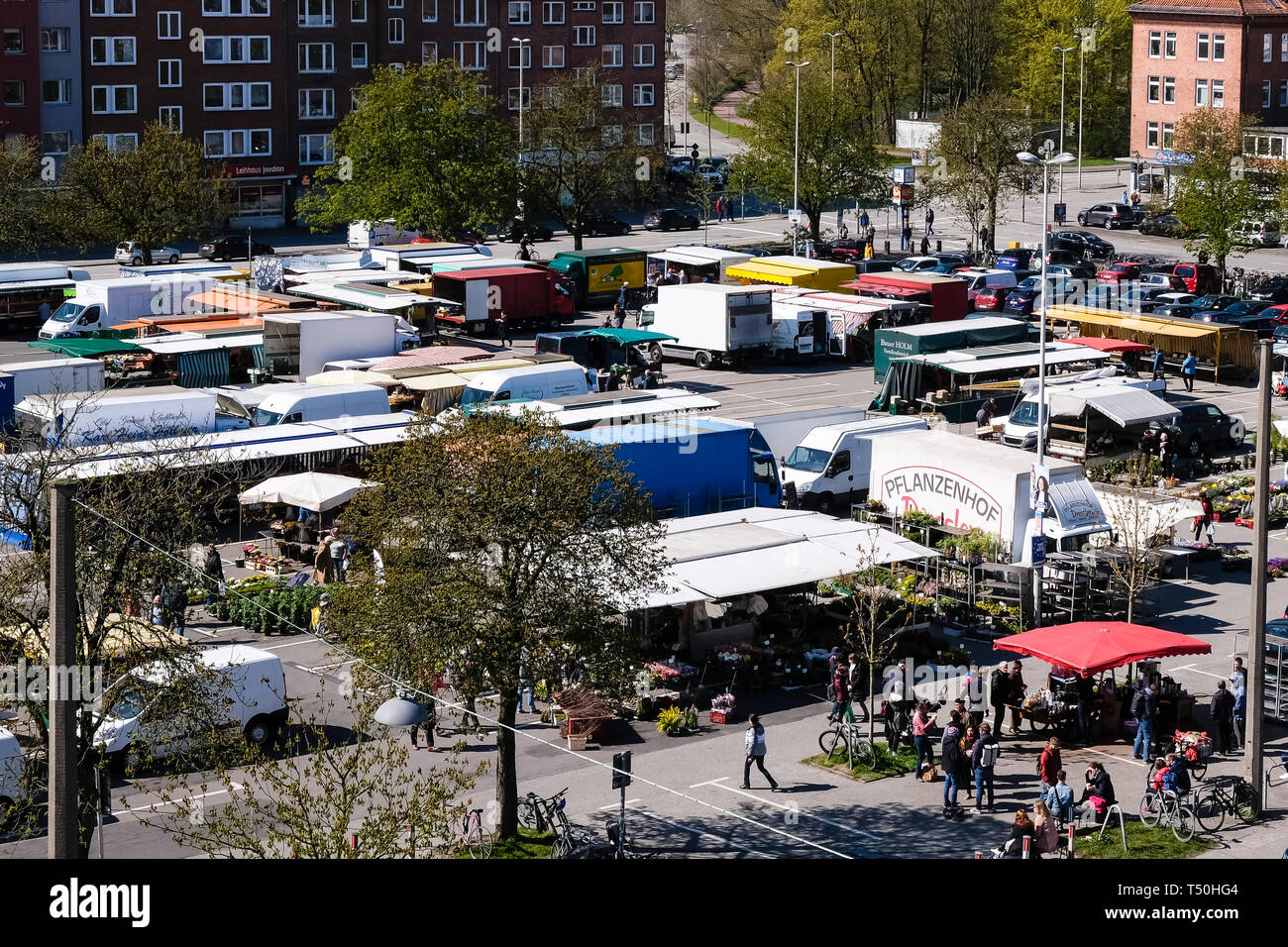 Kiel, Allemagne. 17 avr, 2019. Les étals de marché sont situés sur le terrain de forage. Crédit : Frank Molter/dpa/Alamy Live News Banque D'Images