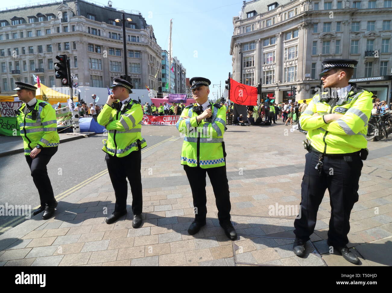 Cordon de police vu lors de la manifestation. Les militants de l'Extinction du mouvement de rébellion occupy London Oxford Circus pour un 5ème jour. Un bateau rose militants stationné au coeur du Oxford Circus Road junction de bloquer les rues et provoquant le chaos de la circulation. Banque D'Images