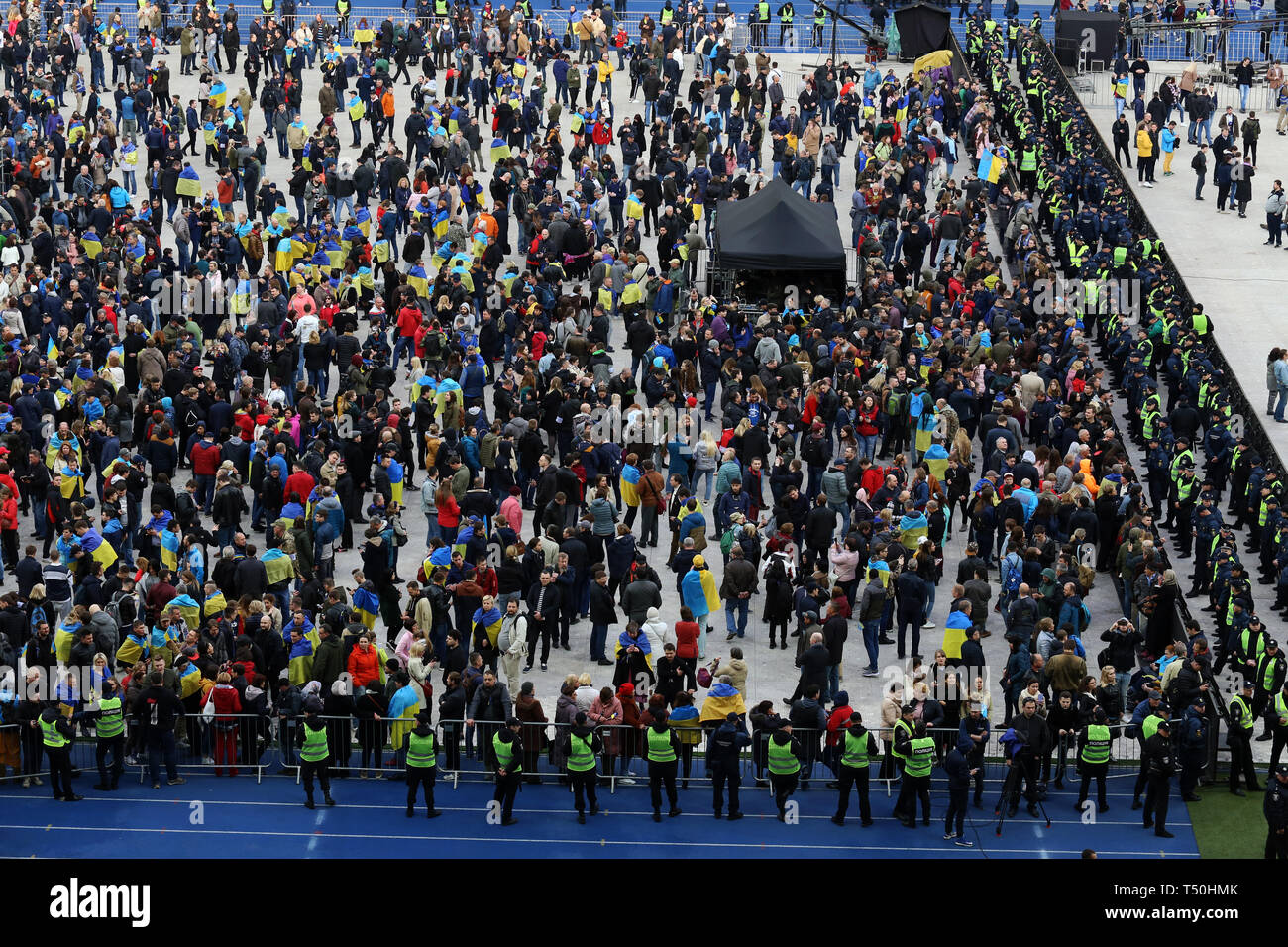 Kiev, Ukraine. Apr 19, 2019. Vu foule ukrainienne au cours de l'élection présidentielle débat des candidats au stade Olimpiyskiy à Kiev, Ukraine. Le deuxième tour des élections présidentielles aura lieu le 21 avril 2019. Credit : SOPA/Alamy Images Limited Live News Banque D'Images