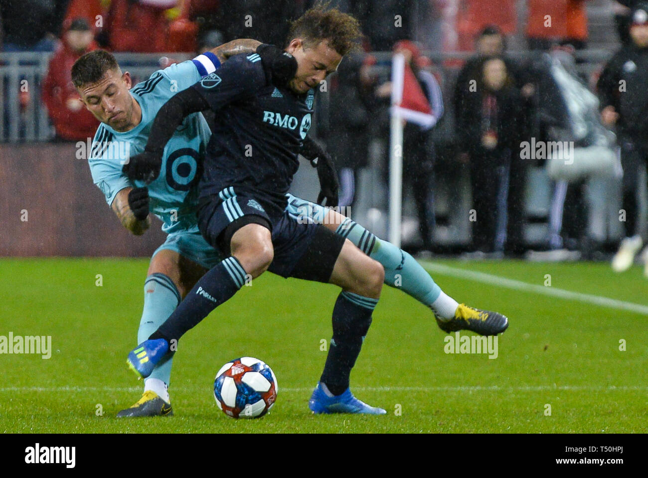 Francisco Calvo # 5 défenseur de la Minnesota United FC tente d'obtenir la balle pendant la saison régulière MLS 2019 match entre FC de Toronto (Canada) et du Minnesota United FC (USA) au BMO Field à Toronto, Canada (Score:Toronto FC a gagné 4-3) Banque D'Images