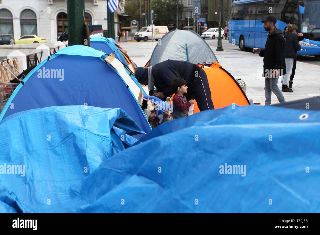 Athènes, Grèce. Apr 20, 2019. Réfugiés et d'immigrants illégaux ont campé à l'extérieur du parlement grec à la place Syntagma à Athènes.Les immigrants illégaux et les réfugiés, principalement de l'Afghanistan et l'Iraq a emménagé dans la partie supérieure de la place après leur expulsion de l'arrondissement d'Exarchia où ils étaient accroupis dans des bâtiments. (Crédit Image : © VafeiadakisZUMA Aristidis Wire) Credit : ZUMA Press, Inc./Alamy Live News Banque D'Images