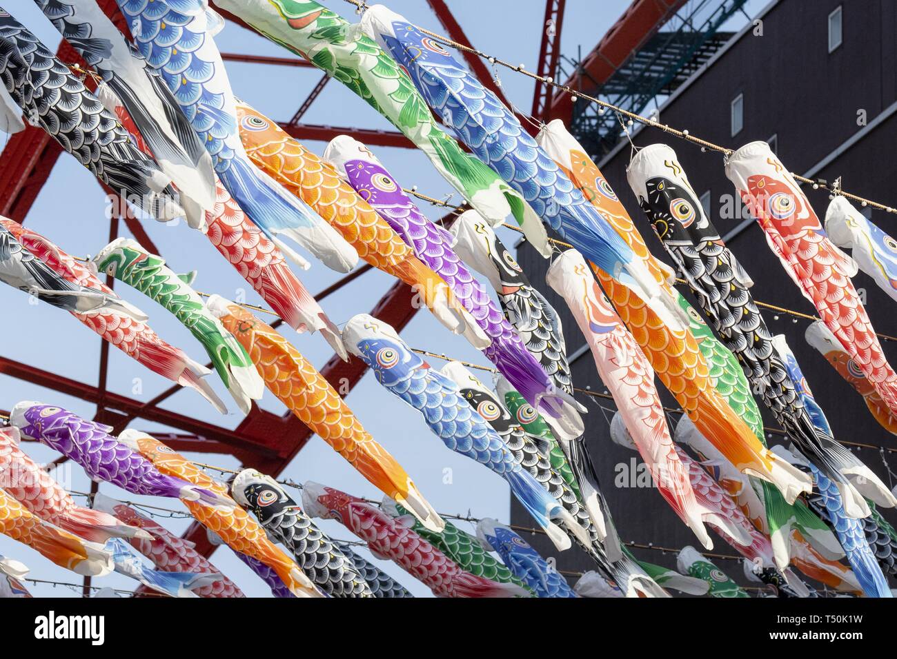 Tokyo, Japon. Apr 20, 2019. 333 (Koinobori bannières carp) sur l'affichage à l'extérieur de la Tour de Tokyo. La Tour de Tokyo est la célébration de la Journée des enfants affichant 333 en forme de carpe Koinobori du 29 mars au 6 mai. Chaque année, les familles avec enfants ont décoré leurs maisons avec des banderoles Koinobori pour célébrer la saine croissance et le bien-être des enfants. Journée des enfants est célébrée le 5 mai chaque année au Japon. Credit : Rodrigo Reyes Marin/ZUMA/Alamy Fil Live News Banque D'Images