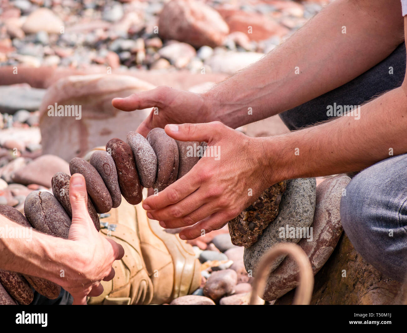 Dunbar, East Lothian, Ecosse, Royaume-Uni, 20 avril 2019. Pierre : Championnat européen d'empilage d'équilibrage en pierre sur l'oeil Cave Beach Banque D'Images