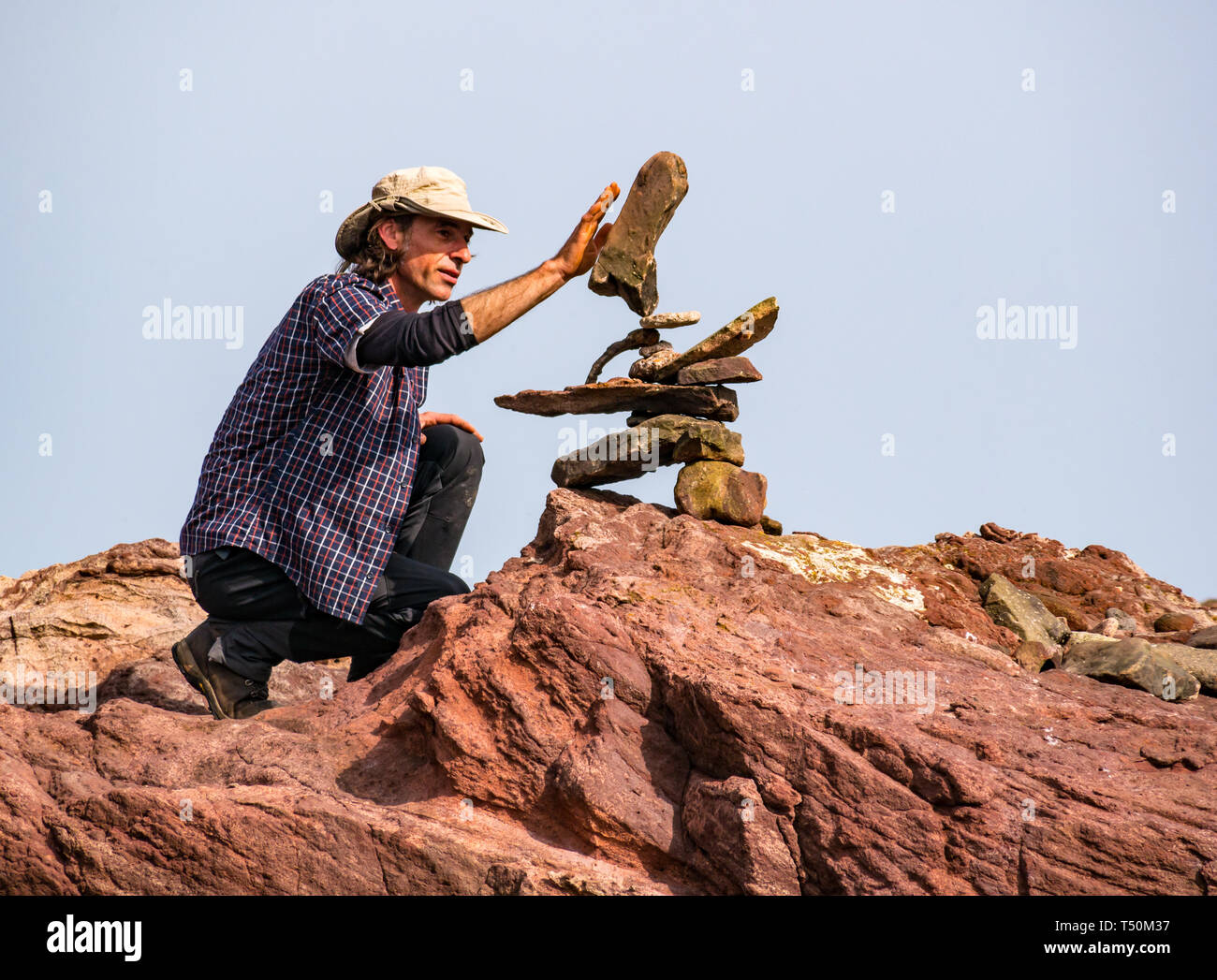 Dunbar, East Lothian, Ecosse, Royaume-Uni, 20 avril 2019. Pierre européenne championnat d'empilage : Pedro Duran de l'Espagne, l'an dernier, grand gagnant des pierres sur les soldes Eye Cave Beach Banque D'Images