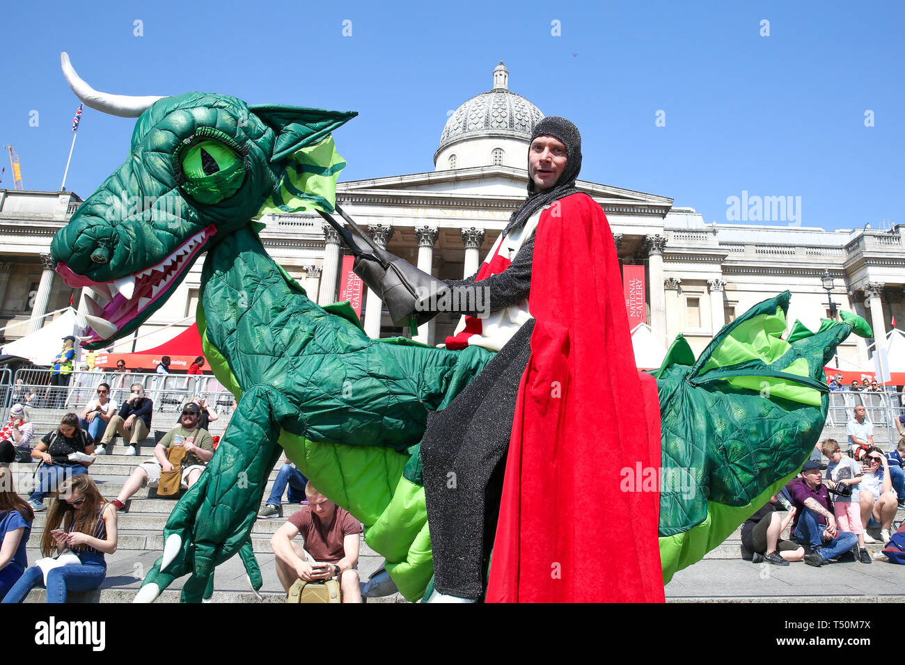 Trafalgar Square. Londres, Royaume-Uni. Apr 20, 2019. Un homme habillé comme un dragon sur St George assiste à la fête annuelle de "St George" à Trafalgar Square, pour célébrer le saint patron de l'Angleterre. St George's Day est le 23 avril. Credit : Dinendra Haria/Alamy Live News Banque D'Images