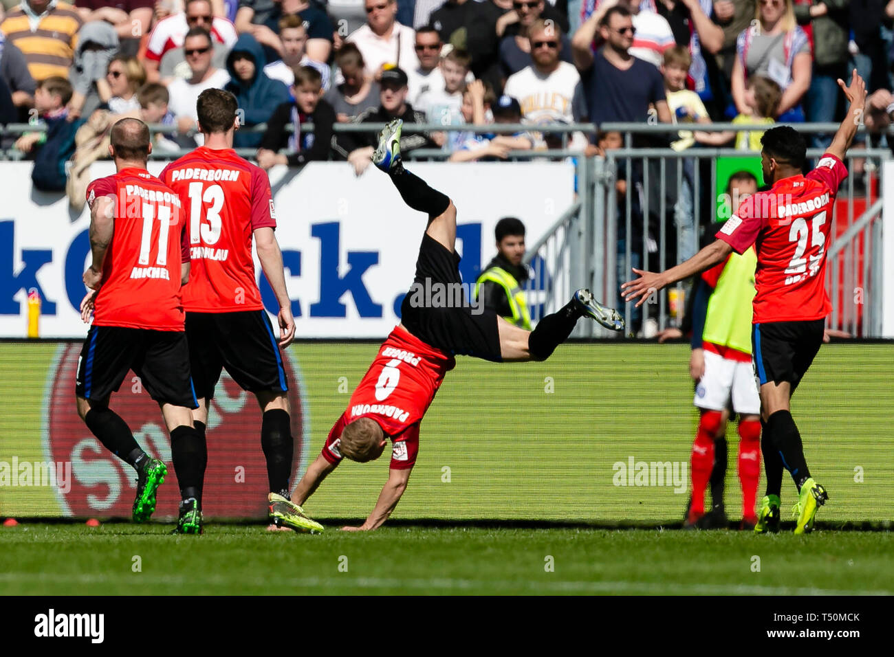 Kiel, Allemagne. Apr 20, 2019. Soccer : 2ème Bundesliga, Holstein Kiel - SC Paderborn 07, 30e journée. Paderborn's Kai Pröger cheers son objectif à 1:1 avec un retournement à l'ATR. Crédit : Frank Molter/DPA - NOTE IMPORTANTE : en conformité avec les exigences de la DFL Deutsche Fußball Liga ou la DFB Deutscher Fußball-Bund, il est interdit d'utiliser ou avoir utilisé des photographies prises dans le stade et/ou la correspondance dans la séquence sous forme d'images et/ou vidéo-comme des séquences de photos./dpa/Alamy Live News Banque D'Images