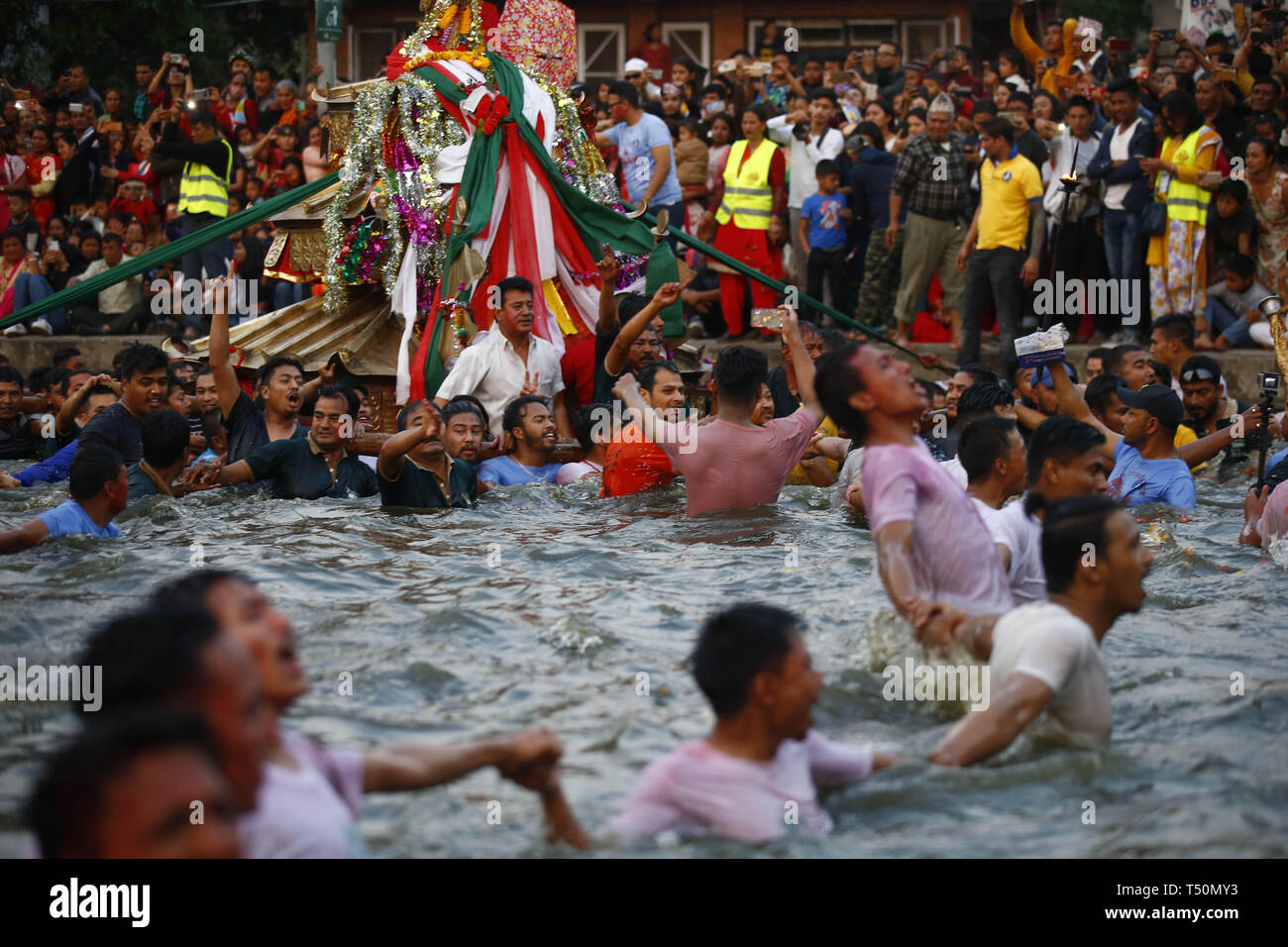 Katmandou, Népal. Apr 20, 2019. Népalais portent un char sur un étang au cours de Gahana Khojne festival à Katmandou, Népal le Samedi, Avril 20, 2019. On croit qu'il était une fois quatre déesses perdu leurs bijoux et d'une recherche frénétique s'ensuit, vous pouvez à présent dans l'étang de la perte de bijoux. Credit : Skanda Gautam/ZUMA/Alamy Fil Live News Banque D'Images